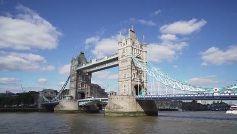 Ikonische-Tower-Bridge-In-London-Voller-Menschen-Und-Autos,-Sonniger-Tag