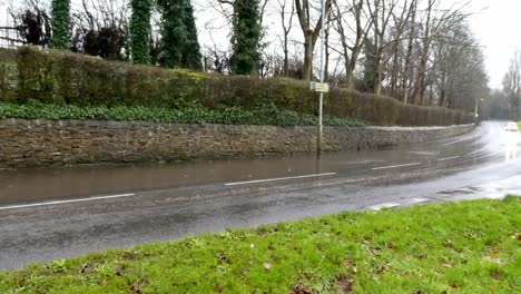 Autos-Fahren-Und-Planschen-Durch-Eine-überschwemmte,-Stürmische,-Schwere-Sturzflut-Straßenecke