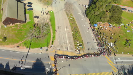 Von-Oben-Nach-Unten-Luftaufnahme-Von-UCSC-Cola-Streikenden,-Die-Ihre-Arme-über-Dem-Haupteingang-Der-UCSC-Verbinden