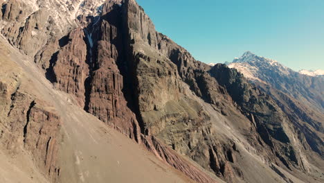 3D-Luftaufnahme-Des-Berggipfels-In-Los-Andes,-Chile,-4k