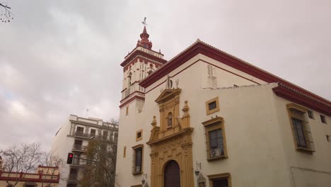 Inclinar-Hacia-Arriba,-Iglesia-Parroquial-De-San-Roque-Con-Cielo-Tormentoso,-Sevilla,-España