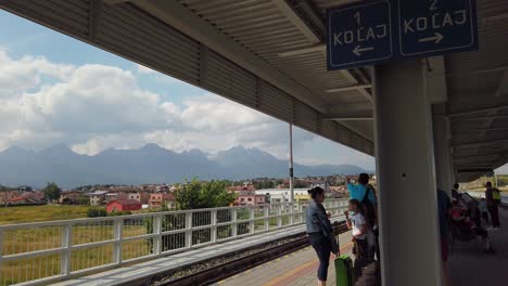 Gente-Esperando-El-Tren-De-Alta-Montaña-Tatra-En-La-Estación-De-Tren-De-Poprad,-Toma-Panorámica