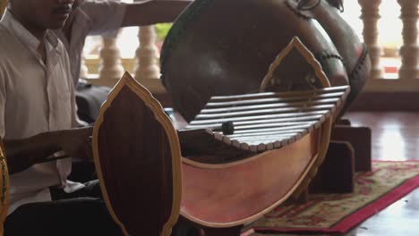 Weitwinkelaufnahme-Des-Traditionellen-Khmer-Instruments