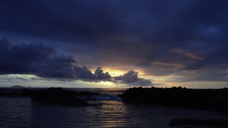 Der-Romantische-Blick-Auf-Den-Feurigen-Sonnenuntergang-Vom-Strand-In-Fidschi-–-Weitwinkelaufnahme