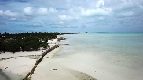 Luftflug-über-Die-Strände-Von-Tarawa-Auf-Der-Insel-Kiribati-In-4k