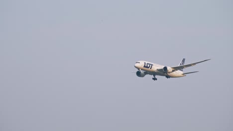 Lot-Boeing-787-8-Dreamliner-SP-LRG-Acercándose-Antes-De-Aterrizar-En-El-Aeropuerto-De-Suvarnabhumi-En-Bangkok,-Tailandia