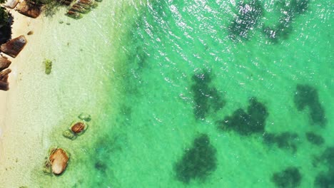 Kristallklares-Smaragdgrünes-Wasser,-Das-Auf-Der-Türkisfarbenen-Lagune-Vibriert-Und-Einen-Wunderschönen-Strand-Mit-Sand--Und-Kalksteinfelsen-In-Thailand-Umspült