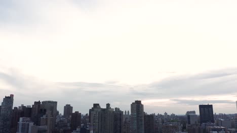 Luftaufnahmen-Neigen-Sich-Nach-Unten-Und-Zeigen-Die-Skyline-Von-Manhattan,-New-York-City-Und-Die-FDR-Einfahrt-Voller-Verkehr-In-Umgekehrter-Richtung