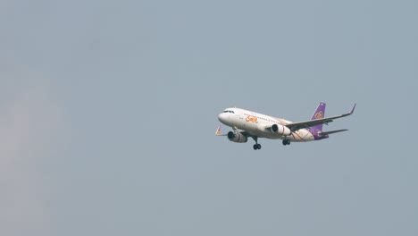 Sonrisa-Tailandesa-Airbus-A320-232-Hs-txk-Acercándose-Antes-De-Aterrizar-En-El-Aeropuerto-De-Suvarnabhumi-En-Bangkok,-Tailandia
