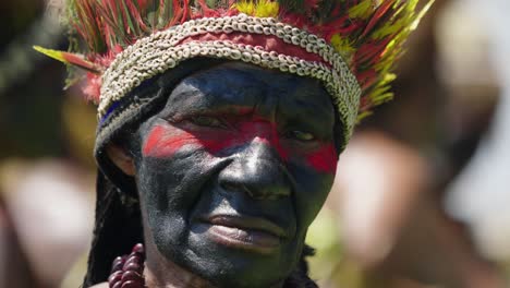 Extreme-Nahaufnahme,-Gesicht-Einer-Stammesfrau-Mit-Schwarzer-Farbe-Bedeckt-Und-Rote-Farbe-Auf-Den-Augen