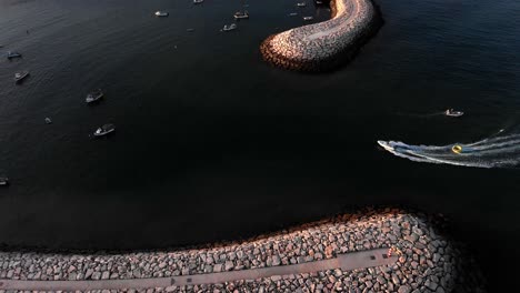 Luxus-Schnellboot-Mit-Hoher-Geschwindigkeit-Verlässt-Den-Hafen-Bei-Sonnenuntergang-In-Albufeira,-Portugal