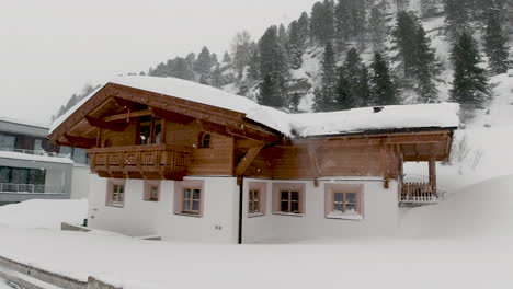 Verschneite-Hölzerne-Ski-Chalet-Hütte-In-Der-österreichischen-Bergalp,-Schneesturm,-Schneesturm
