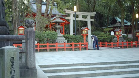 Chico-Temprano-En-La-Mañana-Limpiando-Un-Hermoso-Santuario-En-Kyoto,-Japón-Iluminación-Suave-Cámara-Lenta-4k