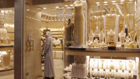The-outside-windows-of-a-jewelry-shop,-filled-with-luxury-golden-items