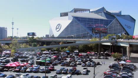 Weitwinkelaufnahme-Des-Mercedes-Benz-Stadions-Und-Des-Vollen-Parkplatzes-In-Atlanta,-Georgia