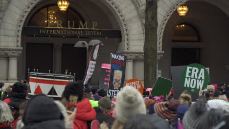 Eine-Große-Gruppe-Von-Demonstranten-Mit-Frauenrechten-Und-Anti-Trump-Schildern-Versammelte-Sich-Während-Des-DC-Frauenmarsches-Vor-Dem-Trump-Hotel