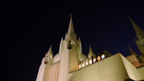 The-beautiful-white-walls-of-the-Mormon-temple-in-La-Jolla,-San-Diego,-California