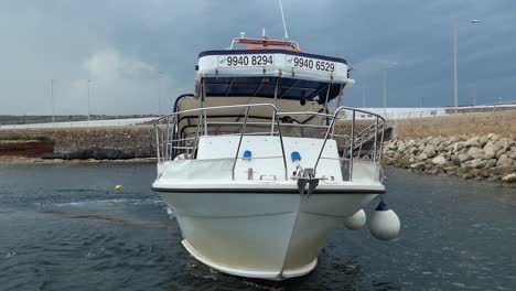 Ein-Kleines-Boot-Der-Comino-Ferries-Company,-Das-Einen-Transportdienst-Zwischen-Dem-Maltesischen-IC-Cirkewwa-Und-Der-Am-Hafen-Anlegenden-Insel-Comino-Anbietet