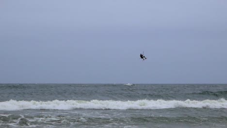 Ein-Mann-Surft-Im-Winter-Auf-Der-Ostsee
