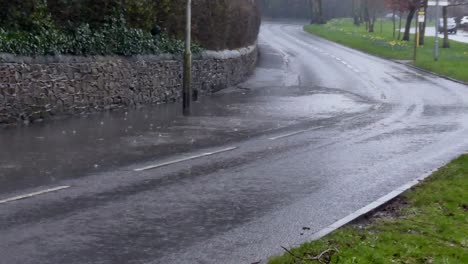 Autos-Fahren-Und-Planschen-Durch-Eine-überschwemmte,-Stürmische,-Schwere-Sturzflut-Straßenecke