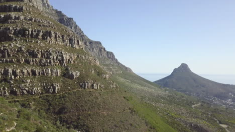 4K-Luftaufnahmen-Mit-Sonnigem-Blauem-Himmel-In-Hoher-Qualität-Von-Spektakulären-Malerischen-Löwenkopfbergen,-Felsigen-Hügeln-Mit-Wanderwegen,-Panorama-Der-Atlantikküste-Im-Westkap,-Kapstadt,-Südafrika