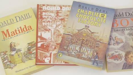 Roald-Dahl-Bücher-Isoliert-Auf-Weißem-Hintergrund