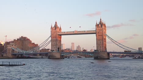 Berühmte-Wahrzeichen-Tower-Bridge-Bei-Sonnenuntergang-Am-Ersten-Tag-Nach-Dem-Brexit
