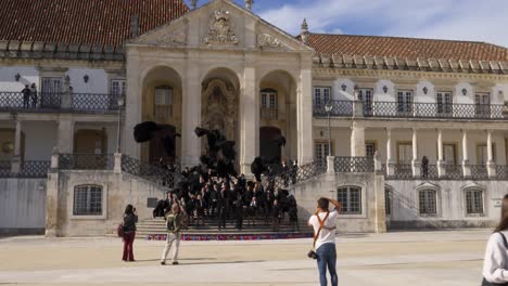Fotograf-Fotografiert-Studenten-Der-Universität-Coimbra,-Die-Traditionelle-Umhänge-In-Die-Luft-Werfen,-Portugal