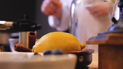 Koch-Pflückt-Eine-Zitrone-Von-Der-Theke