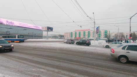Coches-Y-Tranvías-Circulando-Por-La-Calle-Revolucionaria-En-Ufa,-Rusia-En-Un-Día-Nublado