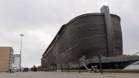 Verhalen-Ark-with-people-in-the-foreground-to-show-scale