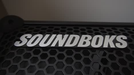 Slide-over-grill-to-Soundboks-logo