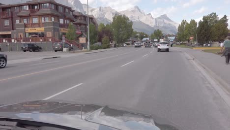 Vista-Panorámica-De-La-Calle-Local-En-La-Ciudad-De-Banff-Desde-El-Interior-Del-Automóvil-En-Movimiento-Mientras-Corre-Por-La-Ciudad