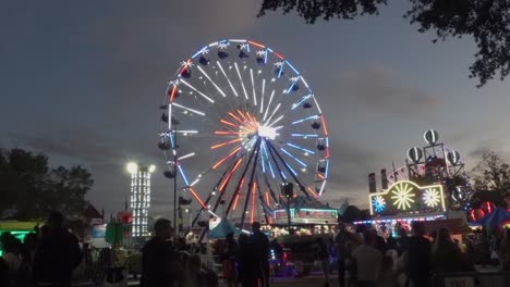 Wenn-Die-Sonne-über-Der-North-Carolina-State-Fair-Untergeht,-Beginnt-Die-Lichtshow-Im-Riesenrad