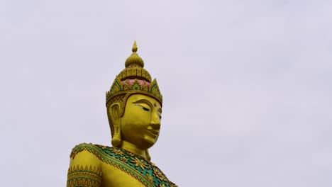 Eine-Große-Buddha-Statue-In-Mahachai,-Die-In-Den-Himmel-Ragt,-Ist-Eine-Willkommene-Attraktion-Für-Touristen-Und-Ein-Anbetungsziel-Für-Gläubige,-Die-Sich-Besondere-Segnungen-Wünschen