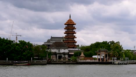 Der-Che-Chin-Khor-Tempel-Und-Die-Pagode-Am-Chaophraya-Fluss-Sind-Bei-Anhängern-Und-Zeichnern,-Fotografen-Und-Touristen-Aus-Der-Ganzen-Welt-Berühmt