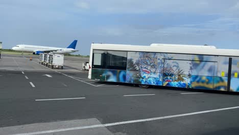 Autobús-De-Pasajeros-Del-Aeropuerto-Conduciendo-Sobre-Asfalto-En-El-Aeropuerto-De-Punta-Cana-En-El-Caribe