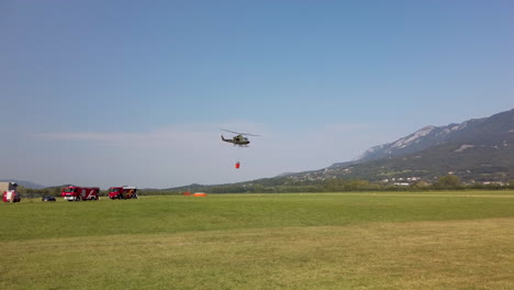 Helicóptero-Militar-Combatiendo-El-Fuego-Con-Un-Balde-De-Agua