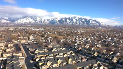 Luftaufnahme-Der-Berge-Hinter-Der-Nachbarschaft-Von-Salt-Lake-City,-Utah
