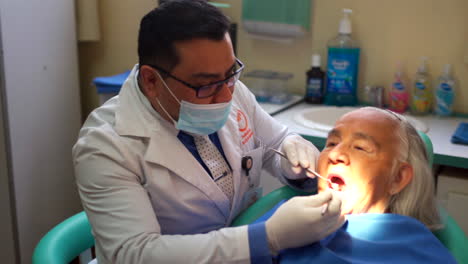 Dentista-En-Centro-De-Chequeo-Para-Jubilados