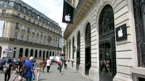 People-getting-in-a-apple-building,-in-Paris,-France