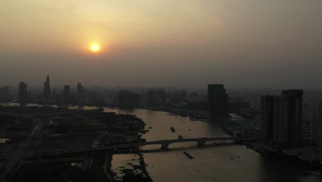 Drohnenaufnahme-Eines-Smogigen-Sonnenuntergangs-Am-Fluss-Saigon,-Typisch-Für-Einen-Tag-Mit-Extremer-Luftverschmutzung-In-Südostasien