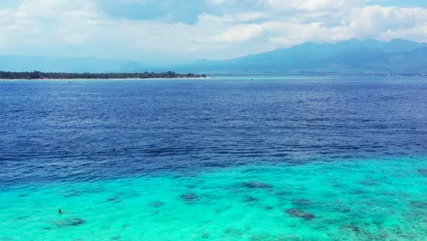 Wunderschöne-Türkisfarbene-Farben-Des-Wassers-Am-Bewölkten-Tag,-Philippinen