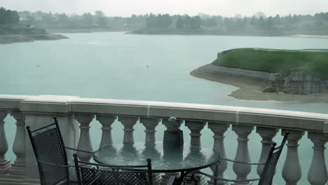 Es-Regnet-Und-Bietet-Einen-Schönen-Blick-Auf-Den-Wunderschönen-See-Und-Einen-Teil-Der-Terrasse