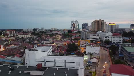 Luftpanorama-Schöner-Dächer-In-Der-Stadt-Melaka-In-Der-Abenddämmerung,-Malaysia