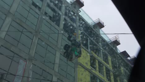 Gebäude-Im-Bau-Durch-Verregnetes-Autofenster-In-Zeitlupe