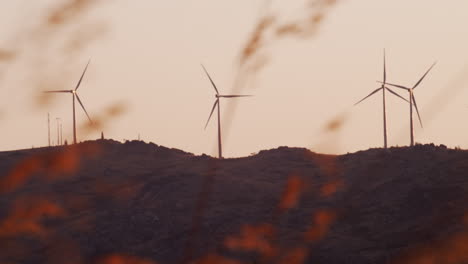 Windkraftanlagen-Drehen-Sich-Auf-Dem-Berggipfel