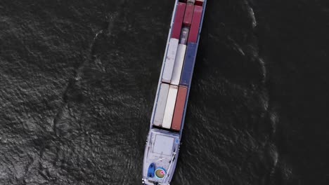 Niederländisches-Containerschiff,-Das-Auf-Einem-Fluss-Segelt