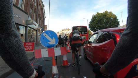 POV-Avanza-Lentamente-Entre-El-Tráfico-En-El-Sur-De-Londres-En-Un-Paseo-En-Bicicleta-De-Londres-A-Brighton