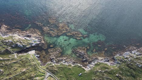Wunderschönes-Korallenriff-Unter-Dem-Klaren-Blauen-Meer-An-Der-Felsigen-Küste-Am-Coral-Strand-Beach-In-Connemara,-Irland---Luftaufnahme